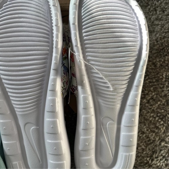 Nike Victori One Womens Print Slides Sandals White Gold Floral DZ6249-100 - Picture 6 of 7